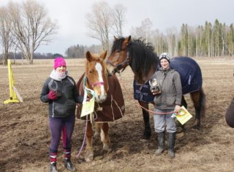 Väikese raja esimene koht – Sigrid ja Uku Andreas, hobused Häidseq ja Ellävhõpõ. Foto: Rein Raudsepp